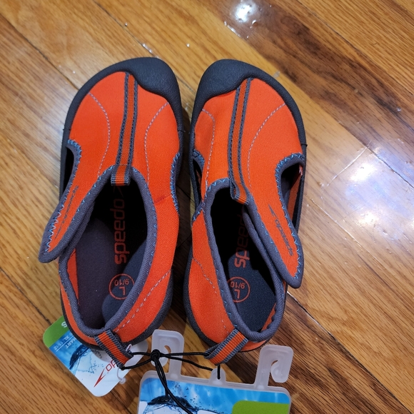 Speedo kids water shoes size L9-10, equivalent to toddler shoe size 8